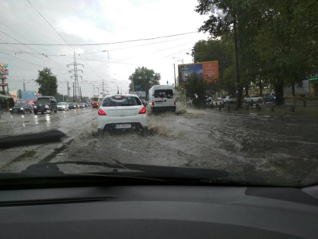 На дорогах машины рассекают образовавшиеся лужи