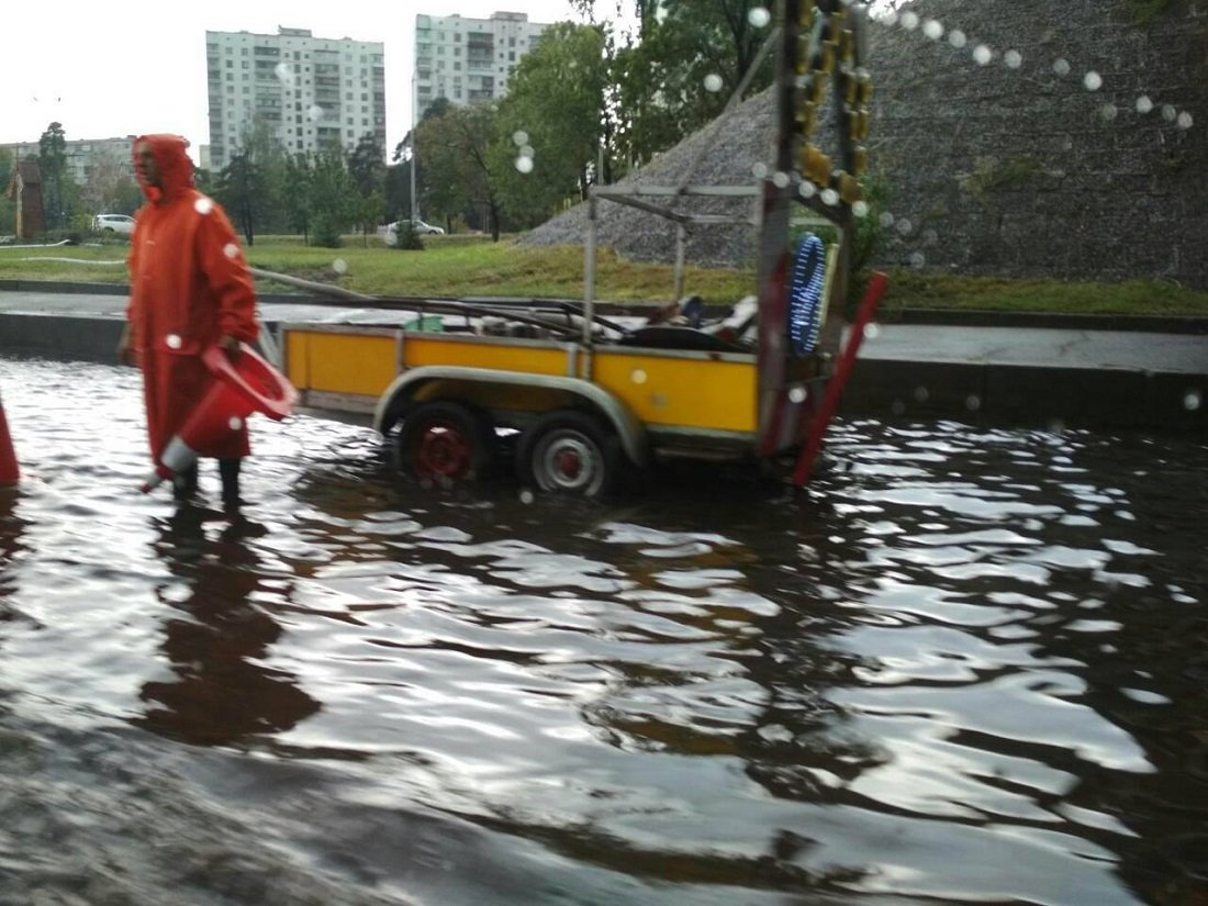 От ливня спасают дождевые костюмы