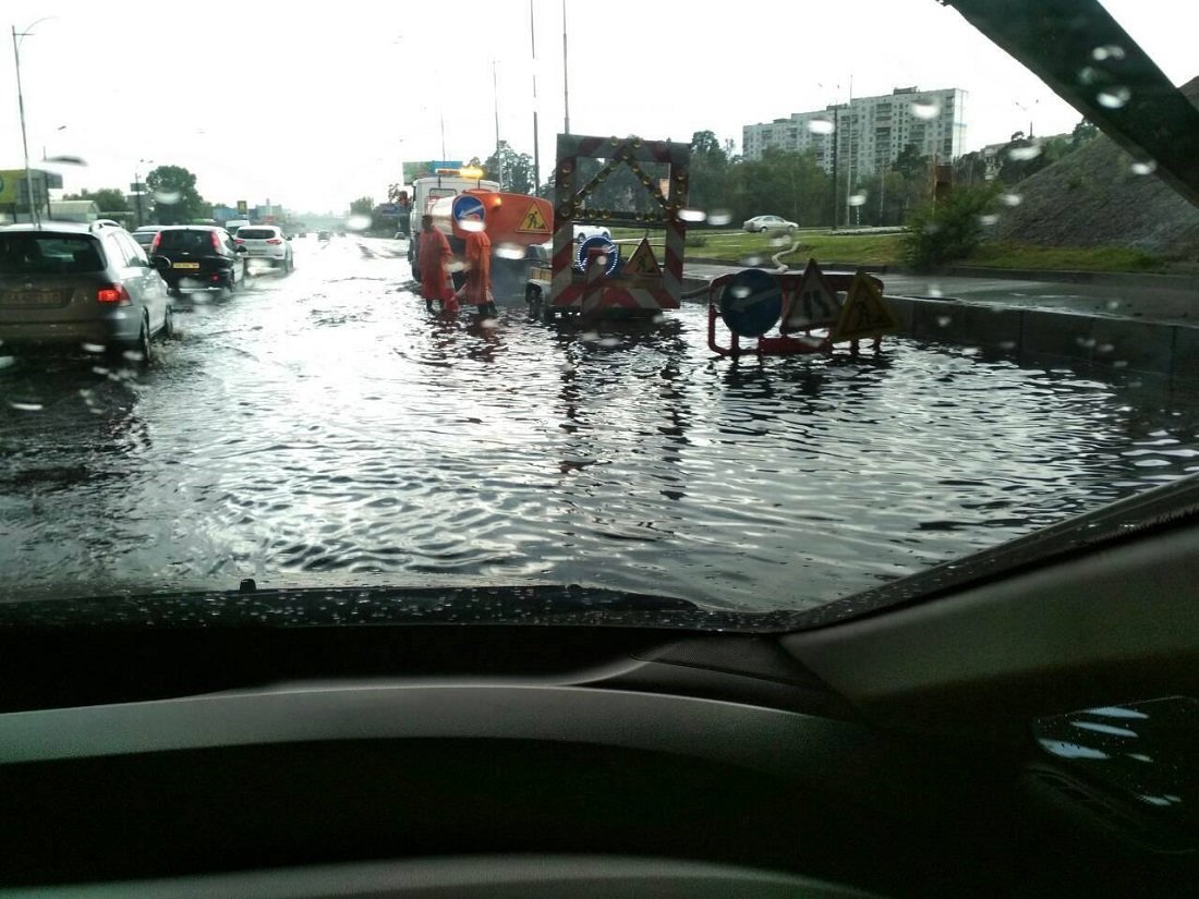 Коммунальщикам не повезло работать в условиях ливня