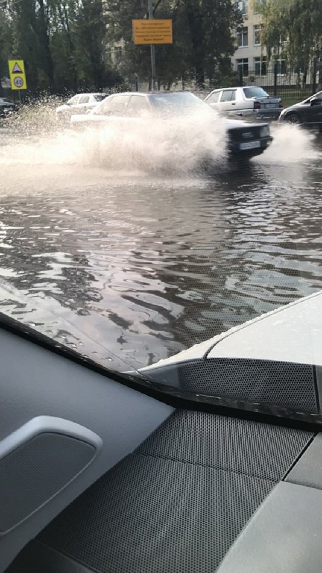Киевляне снимают потоки воды на улицах города из окон машин