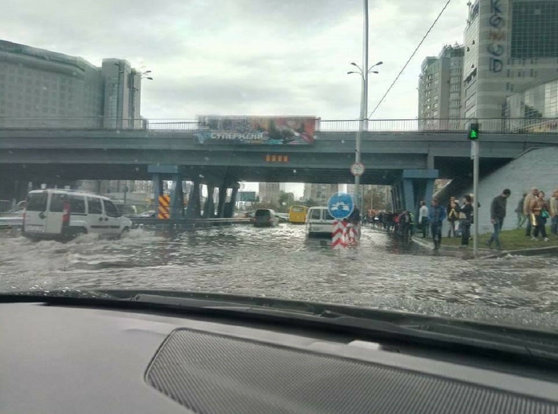 На Левобережке машинам приходится не ехать, а практически переплывать улицу