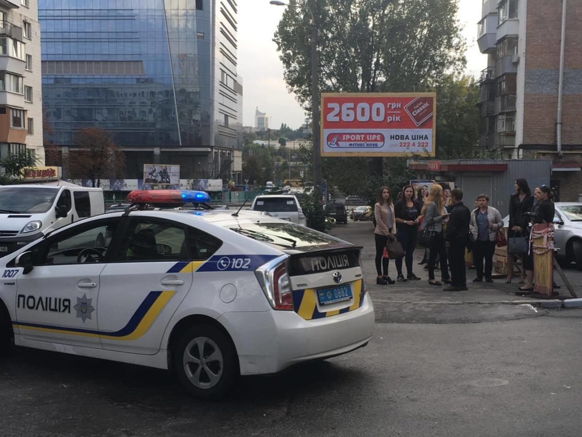 У входа в суд стояли сотрудники, которых эвакуировали и патрульная полиция