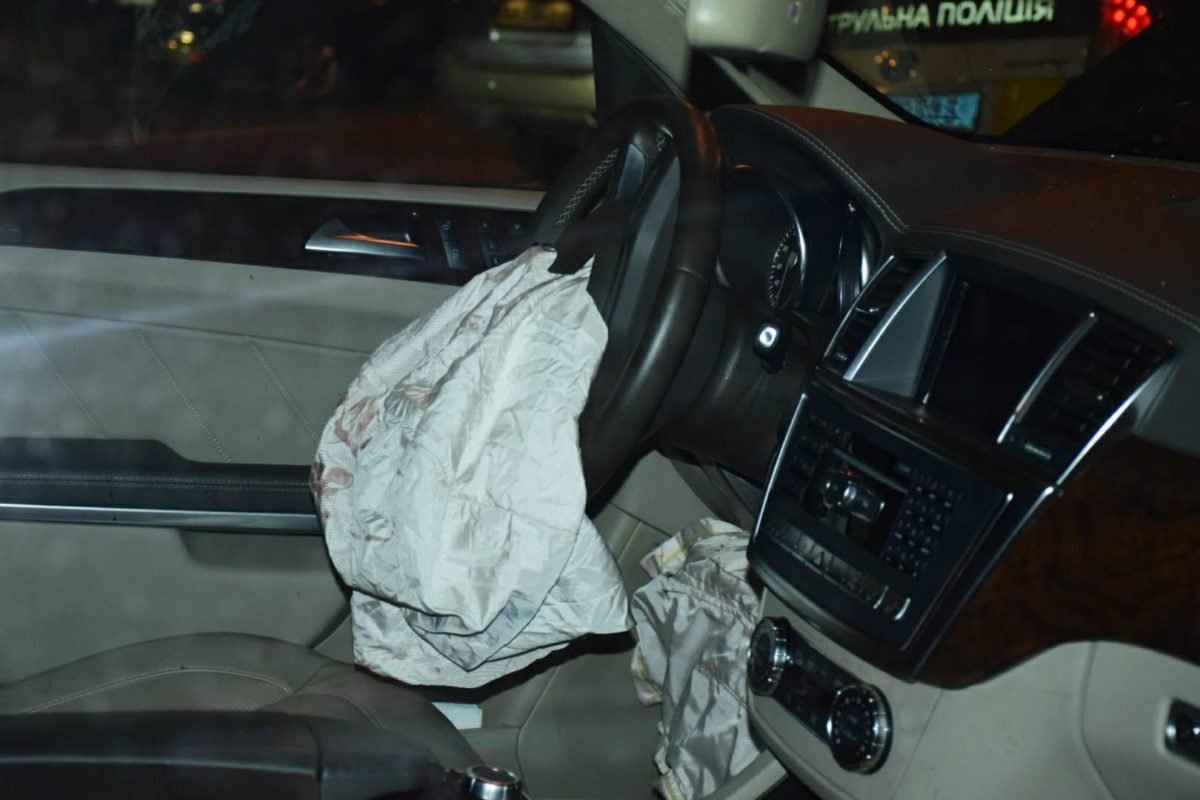 Водитель Mercedes ударилась головой о подушку безопасности