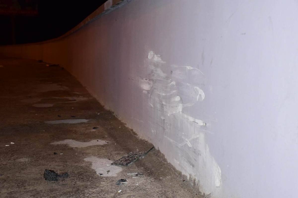 Именно в этом месте автомобиль Lanos ударился о стену и сбил пешехода