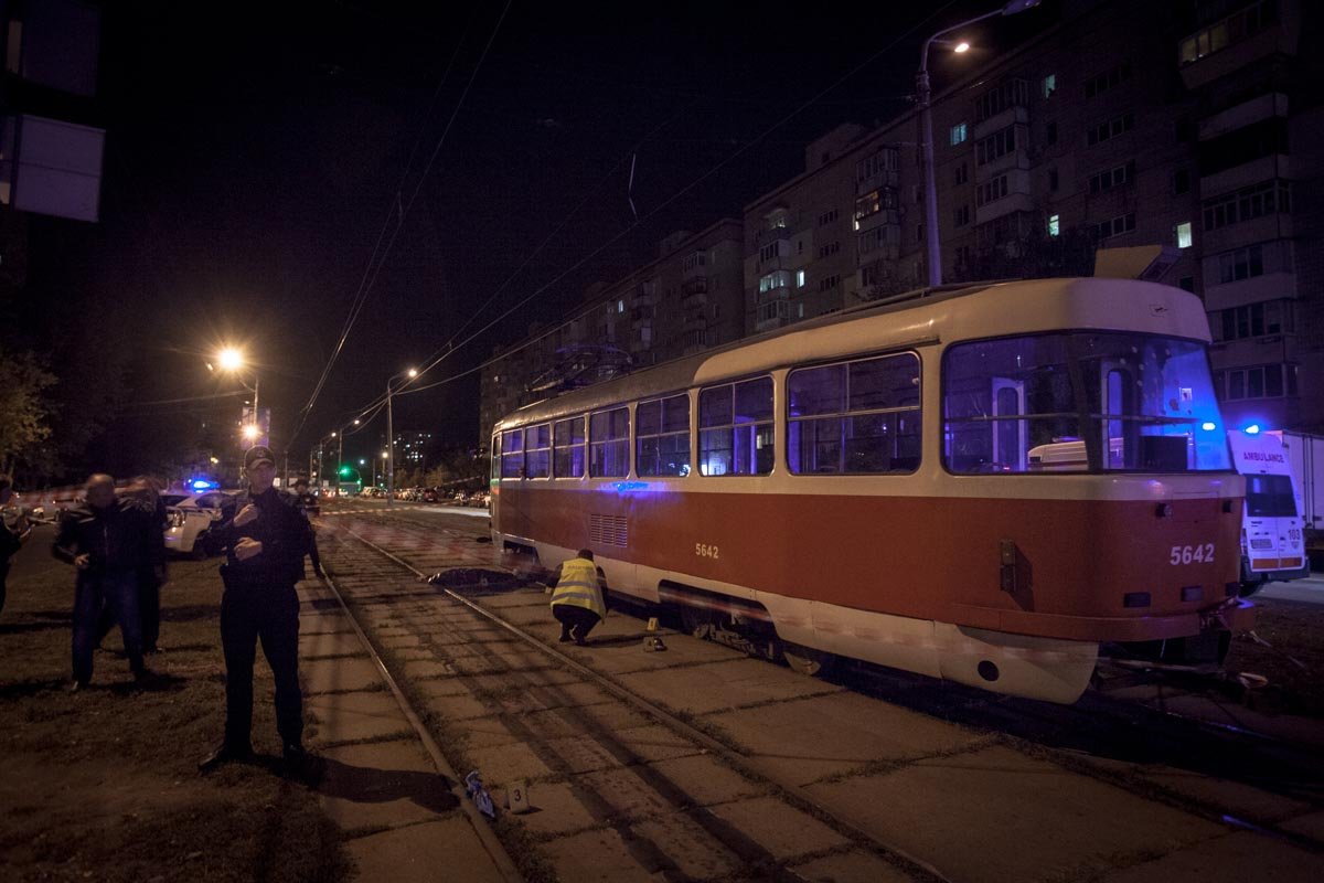 На месте смертельной аварии находится полиция, оперативники и бригады неотложки