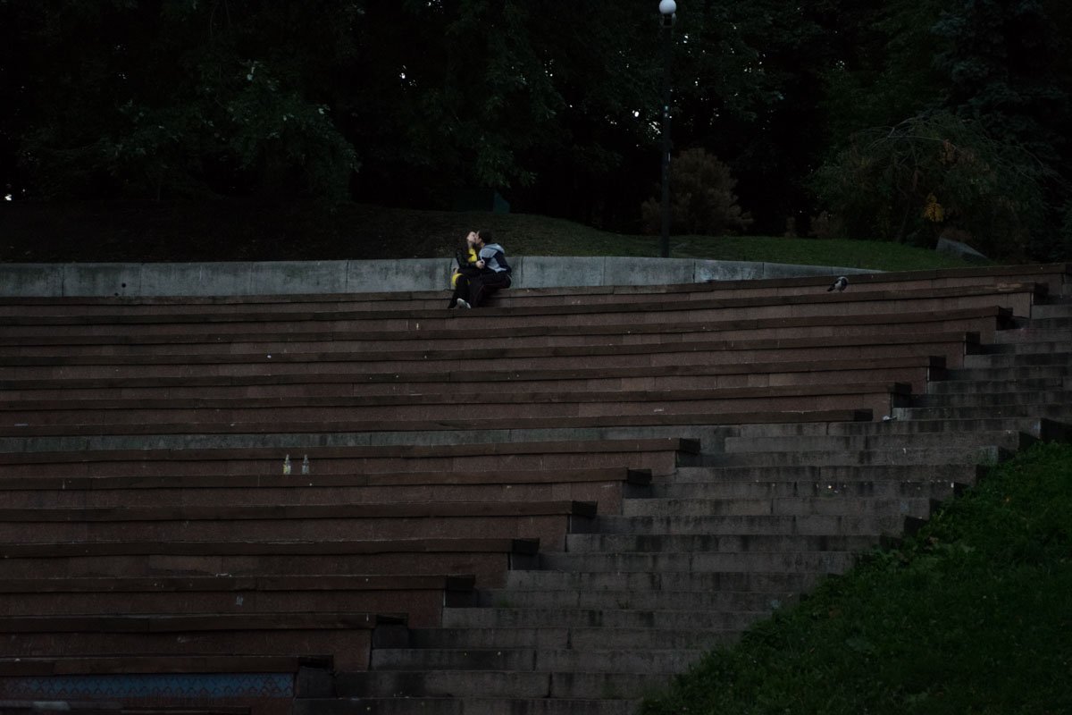 Влюбленные возле Арки Дружбы народов