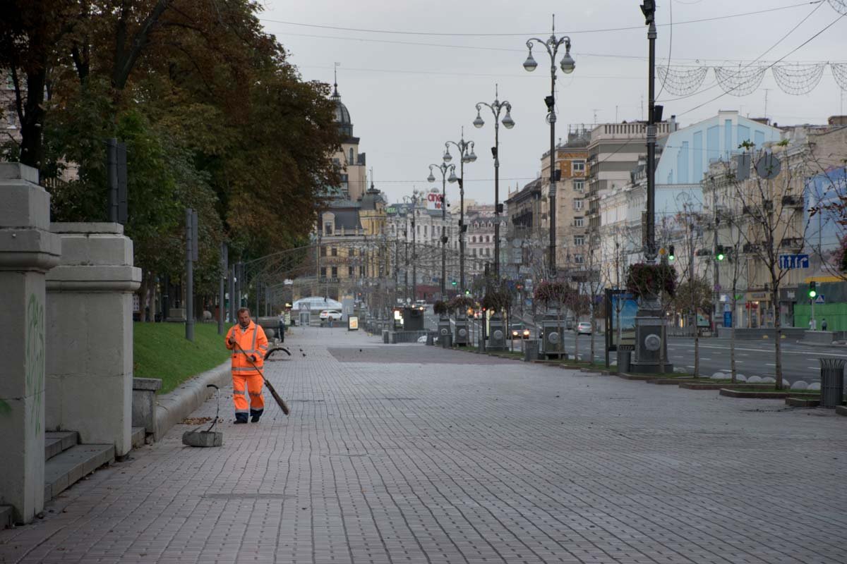 Коммунальщики убирают утром Крещатик