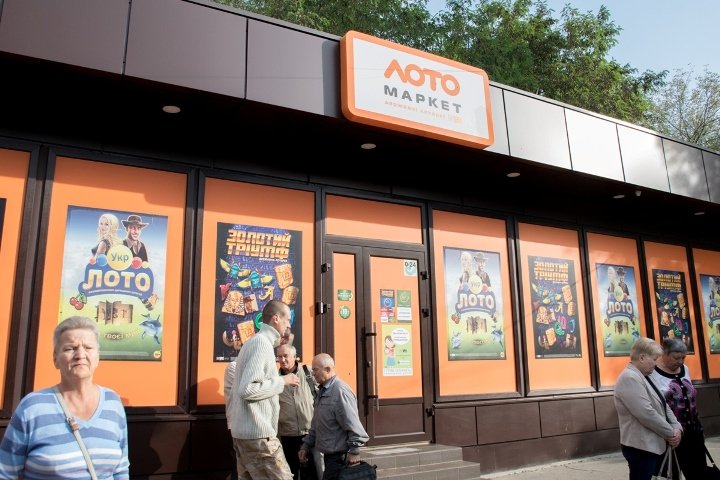 Перед смертью мужчина находился в салоне игровых автоматов "Лото Маркет" width="720" height="480"><figcaption> Перед смертью мужчина находился в салоне игровых автоматов "Лото Маркет"</figcaption></figure></p><p>"Бабушка, которая пришла на остановку раньше меня, рассказала, что двое мужчин вывели его под руки из игрового зала "Лото Маркет". Он шатался и падал. Мужчину положили на скамейку, а под голову ему подсунули шапку. Он тяжело дышал и хрипел. Возле него валялись какие-то копейки. Я еще подумала, что уже кто-то успел его ограбить. Потом я услышала, что мужчина затих. Лоб у него начал холодеть, и я вызвала скорую. А скорая уже вызвала полицию", - сообщила пенсионерка Любовь Николаевна.</p><p><figure class="image"><img class="wp-image-54271 size-full" src="https://cdn.informator.ua/@dp/media/kiev/2023/10/12/65279a0f11314.jpg" alt="На тротуаре возле пострадавшего валялись мелкие деньги" width="720" height="480"><figcaption> На тротуаре возле пострадавшего валялись мелкие деньги</figcaption></figure></p><p><figure class="image"><img class="wp-image-54272 size-full" src="https://cdn.informator.ua/@dp/media/kiev/2023/10/12/65279a0f44d8e.jpg" alt="Полицию вызвали врачи скорой помощи" width="720" height="480"><figcaption> Полицию вызвали врачи скорой помощи</figcaption></figure></p><p><figure class="image"><img class="wp-image-54273 size-full" src="https://cdn.informator.ua/@dp/media/kiev/2023/10/12/65279a0f7da3d.jpg" alt="Один из родственников потерпевшего возле остановки троллейбуса №7" width="720" height="480"><figcaption> Один из родственников потерпевшего возле остановки троллейбуса №7</figcaption></figure></p><p>В 9.00 труп еще оставался на остановке. К месту происшествия подъехала следственно-оперативная группа с собакой, а также родственники умершего.</p><p><figure class="image"><img class="wp-image-54274 size-full" src="https://cdn.informator.ua/@dp/media/kiev/2023/10/12/65279a0fb0c31.jpg" alt="В центре фото - брат умершего Евгений" width="605" height="408"><figcaption> В центре фото - брат умершего Евгений</figcaption></figure></p><p><figure class="image"><img class="wp-image-54275 size-full" src="https://cdn.informator.ua/@dp/media/kiev/2023/10/12/65279a0fec700.jpg" alt="Брат рассказал, что умершему было 38 лет" width="720" height="513"><figcaption> Брат рассказал, что умершему было 38 лет</figcaption></figure></p><p>"Это мой брат. Он был еще совсем молодым. Скоро ему должно было исполниться 39 лет", - рассказал Евгений, родственник умершего, и заплакал.</p><p>Свидетели также сообщили важную деталь. Пока мужчина был жив, к нему раза три из "Лото Маркета" выходили какие-то люди. Видимо, проверяли его самочувствие.</p><p>Прибывшая на место происшествия бригада полицейских отказалась комментировать инцидент.</p><p><figure class="image"><img class="wp-image-54276 size-full" src="https://cdn.informator.ua/@dp/media/kiev/2023/10/12/65279a102dc4d.jpg" alt="Полицейские приехали с собакой-ищейкой" width="720" height="480"><figcaption> Полицейские приехали с собакой-ищейкой</figcaption></figure></p><p><figure class="image"><img class="wp-image-54277 size-full" src="https://cdn.informator.ua/@dp/media/kiev/2023/10/12/65279a1064572.jpg" alt=