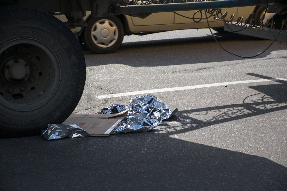 Фура переехала пешехода 2 раза, женщина получила сильные травмы