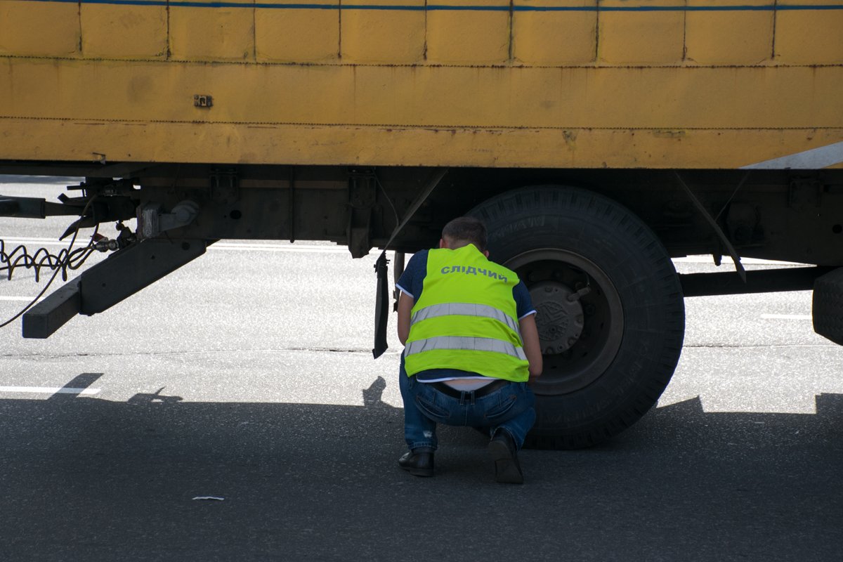На месте работал следователь
