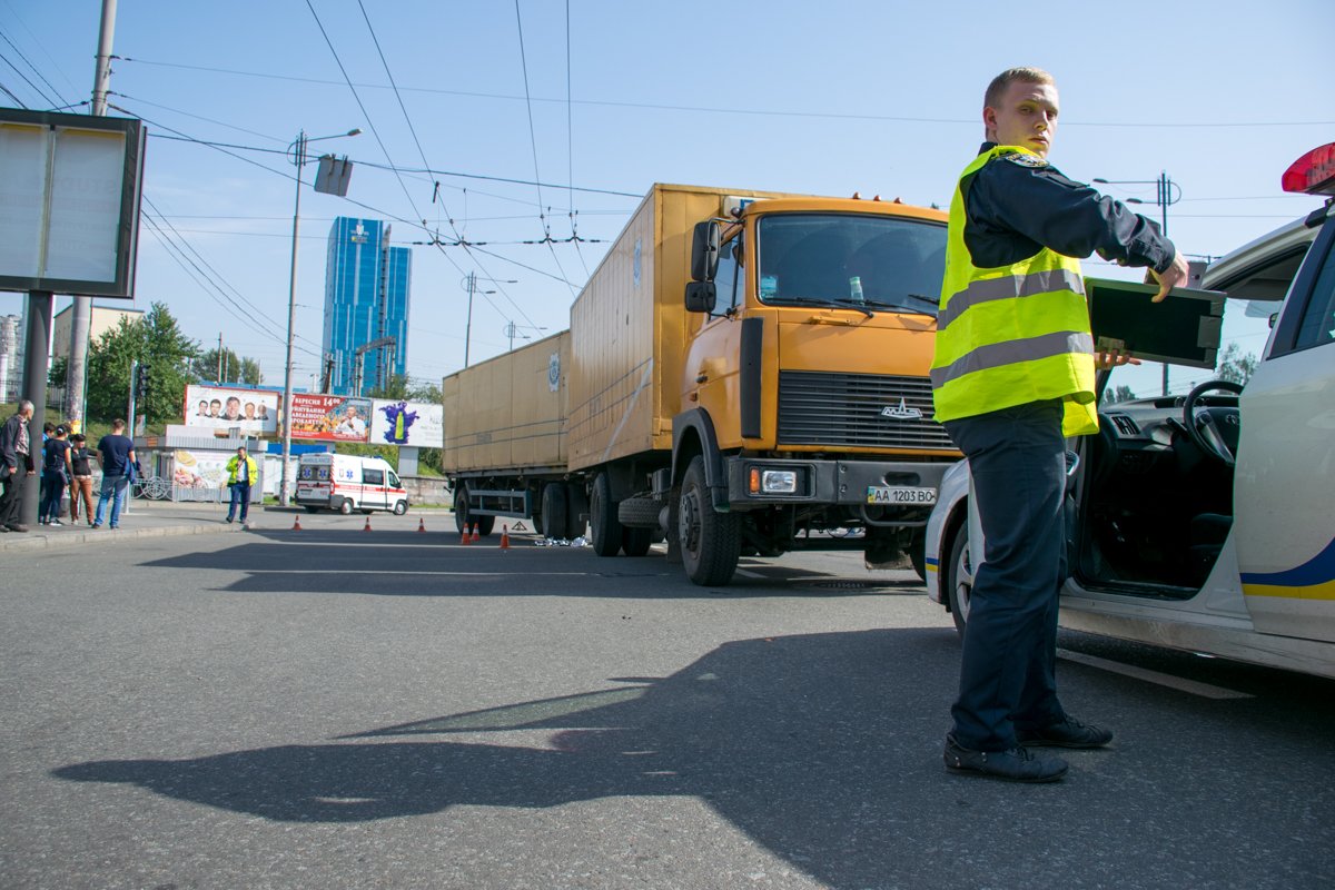 На место аварии сразу же прибыли несколько экипажей патрульной полиции