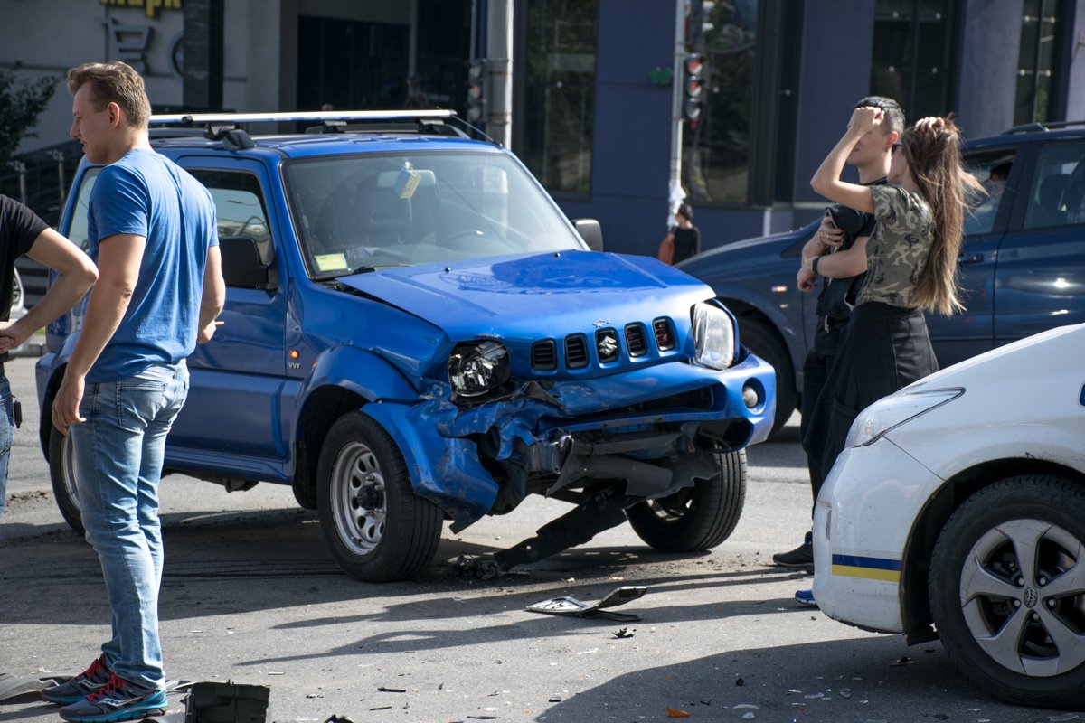 У Suzuki повреждены капот, правая фара, отлетел номерной знак