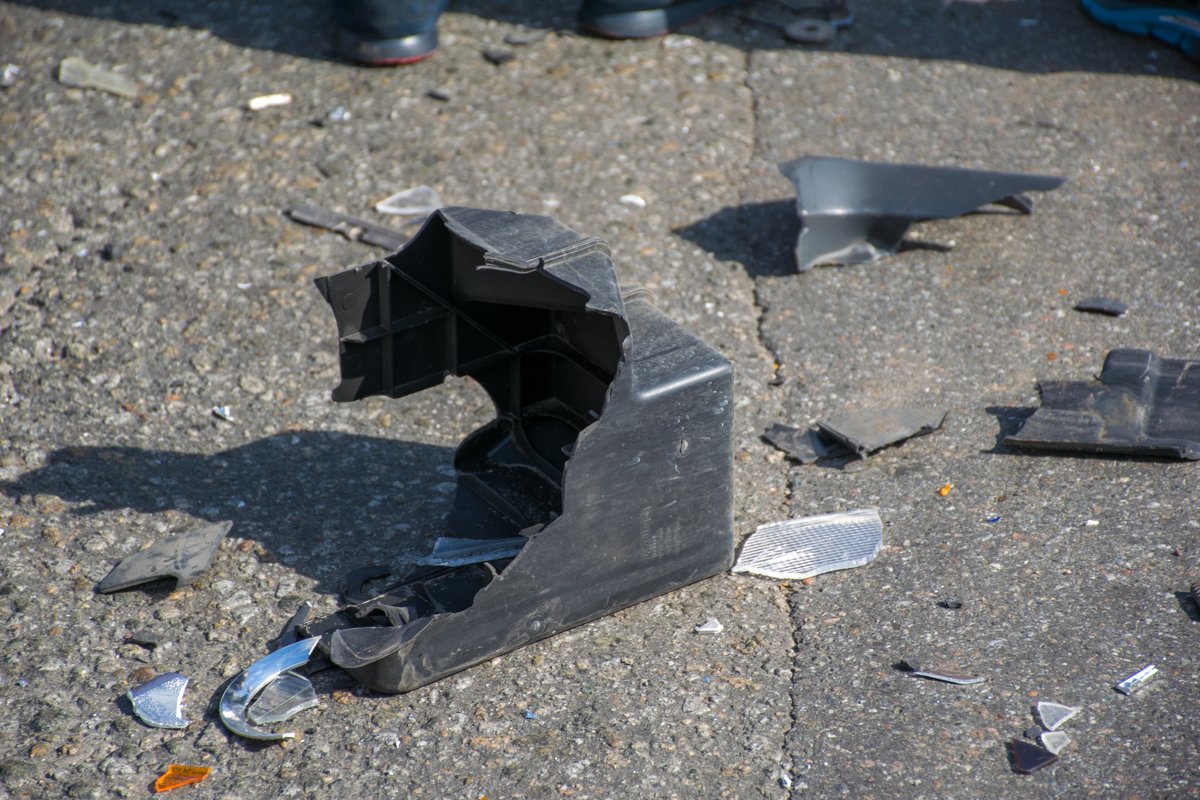 По дороге разбросаны части поврежденных в аварии автомобилей