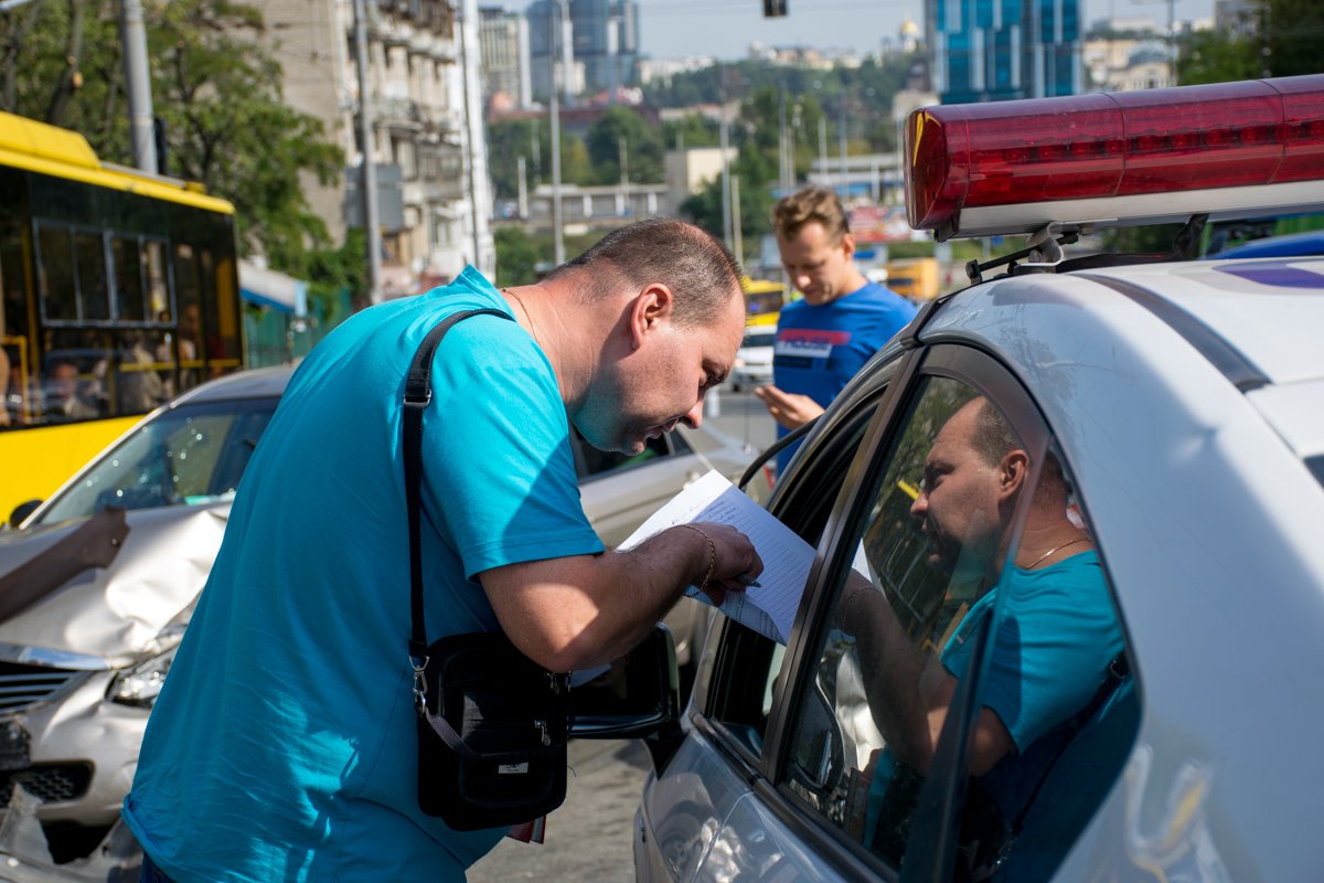Водители дают показания патрульным