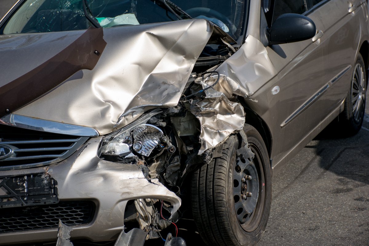 У KIA также поврежден капот, левое крыло и фара