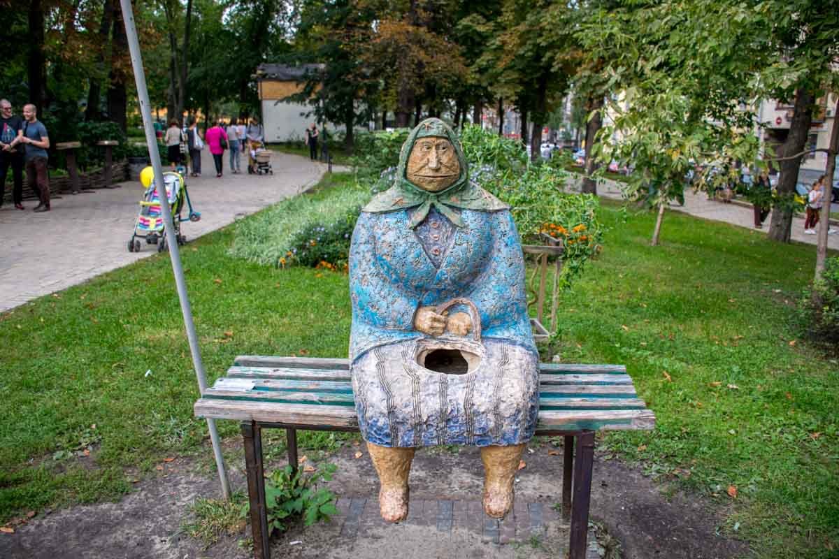 Одинокую бабушку на лавочке ограбили вандалы