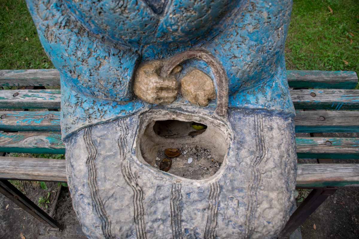 У скульптуры исчезла сумочка, на ее месте теперь дыра