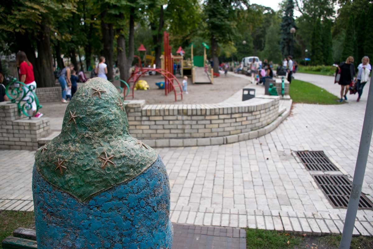 Каменная бабушка наблюдает за посетителями парка