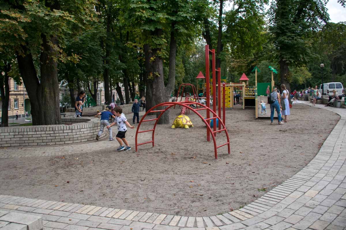 Дети продолжают беззаботно играть в парке