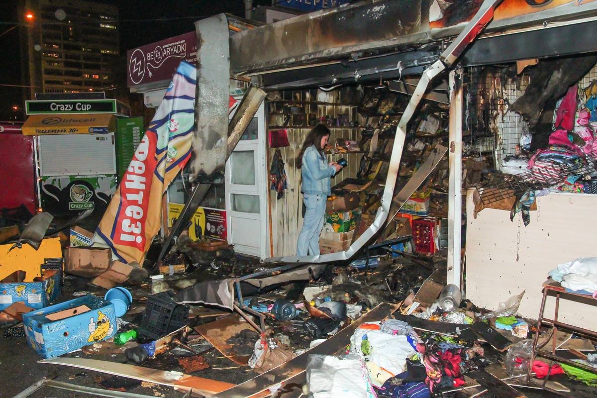 На фото хозяйка сгоревшего киоска