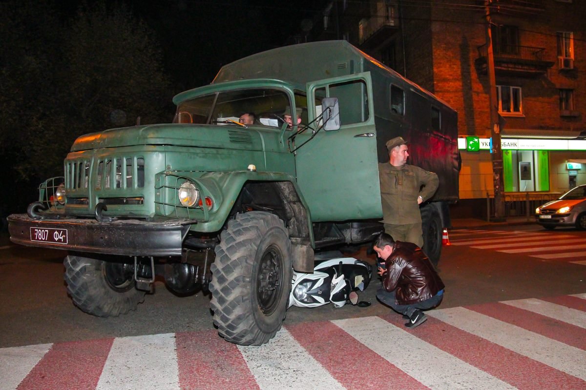 Мопедист попал под колеса военного грузовика
