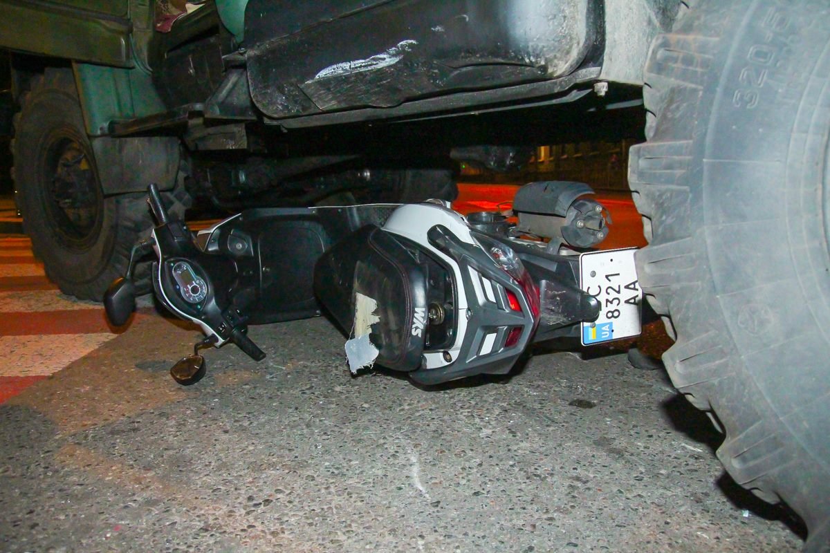 На фото видны следы удара