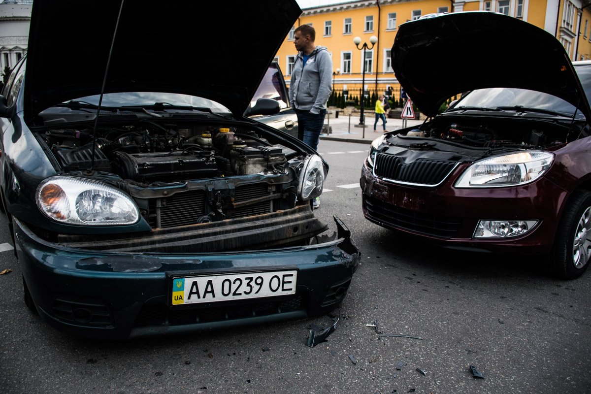Оба водителя дожидаются приезда полициии