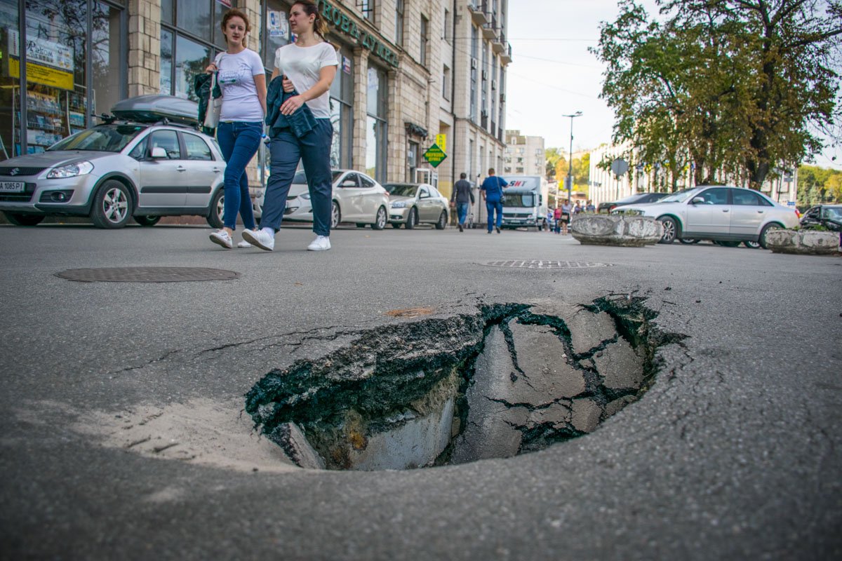Пробоина образовалась в самом центре Киева