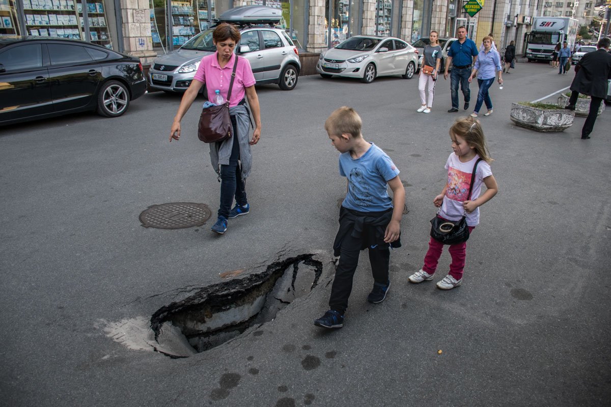 Провал до сих пор никак не оградили коммунальные службы города