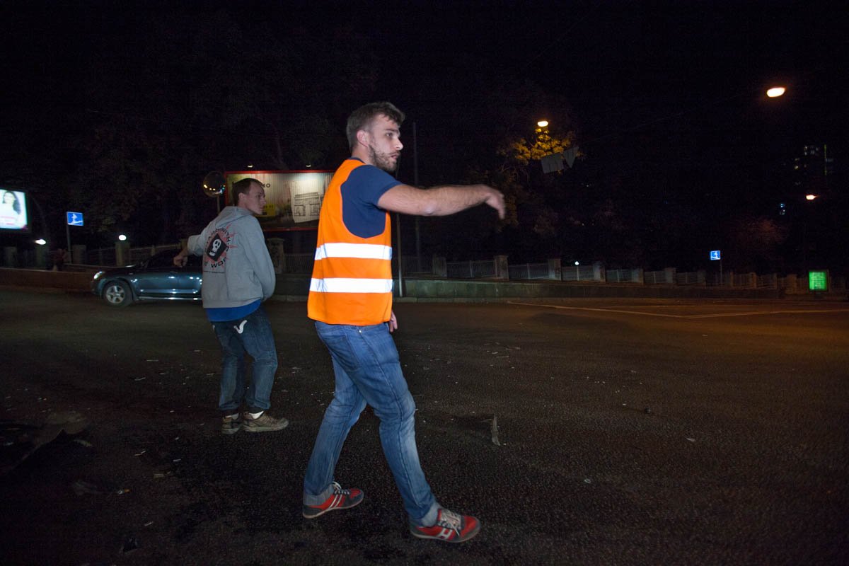 Водитель Александр взял на себя функцию регулировщика