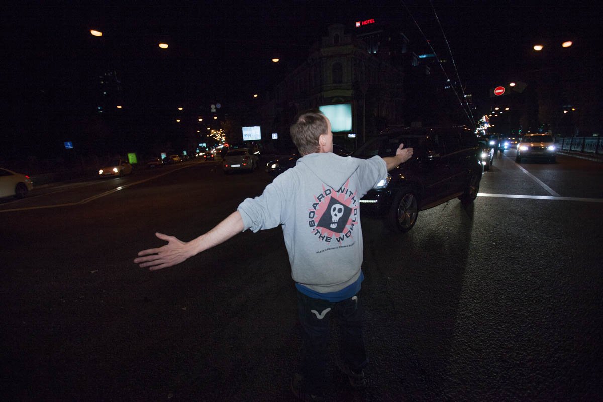 Парень вместе с приятелем регулировал трафик на аварийном участке дороги