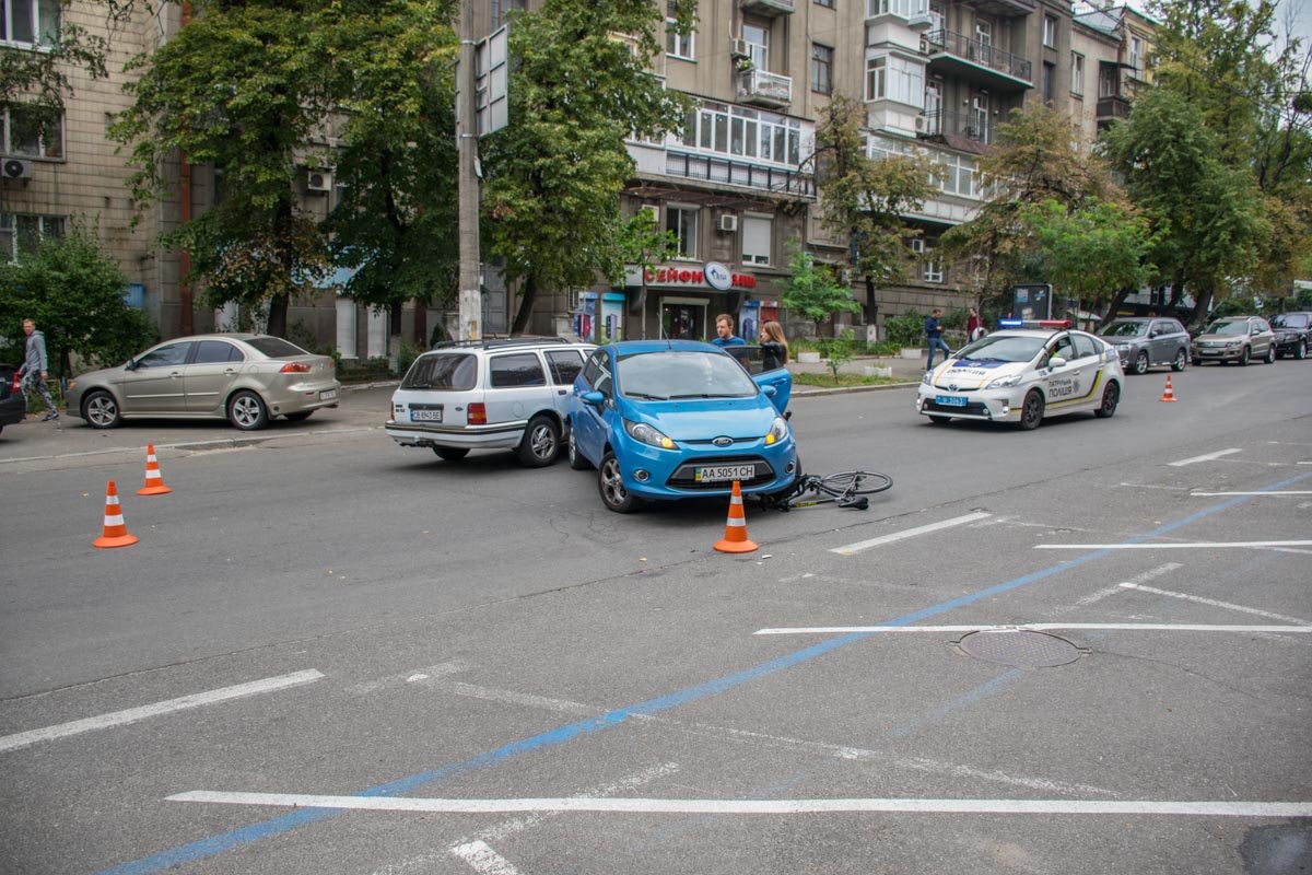 Авария случилась, когда водитель Ford пыталась припарковаться возле ресторана
