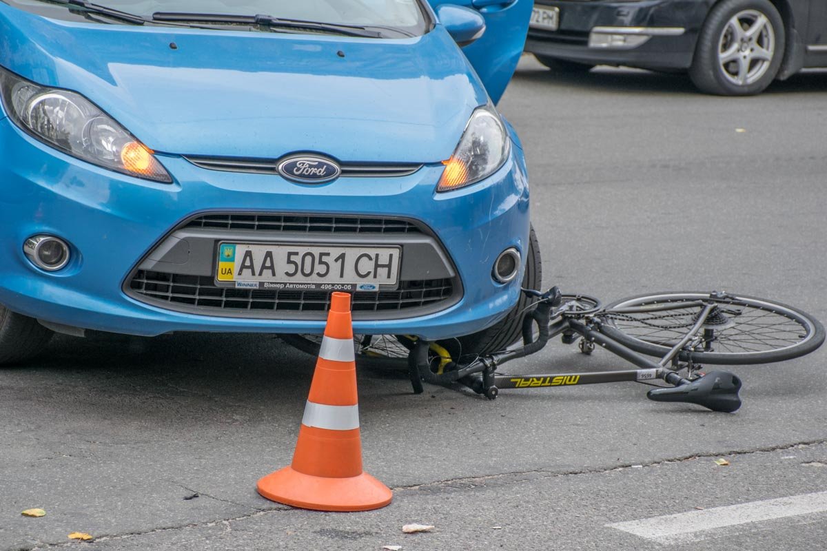 В центре Киева Ford сбил велосипедиста и получил в «зад» от другого Ford 3