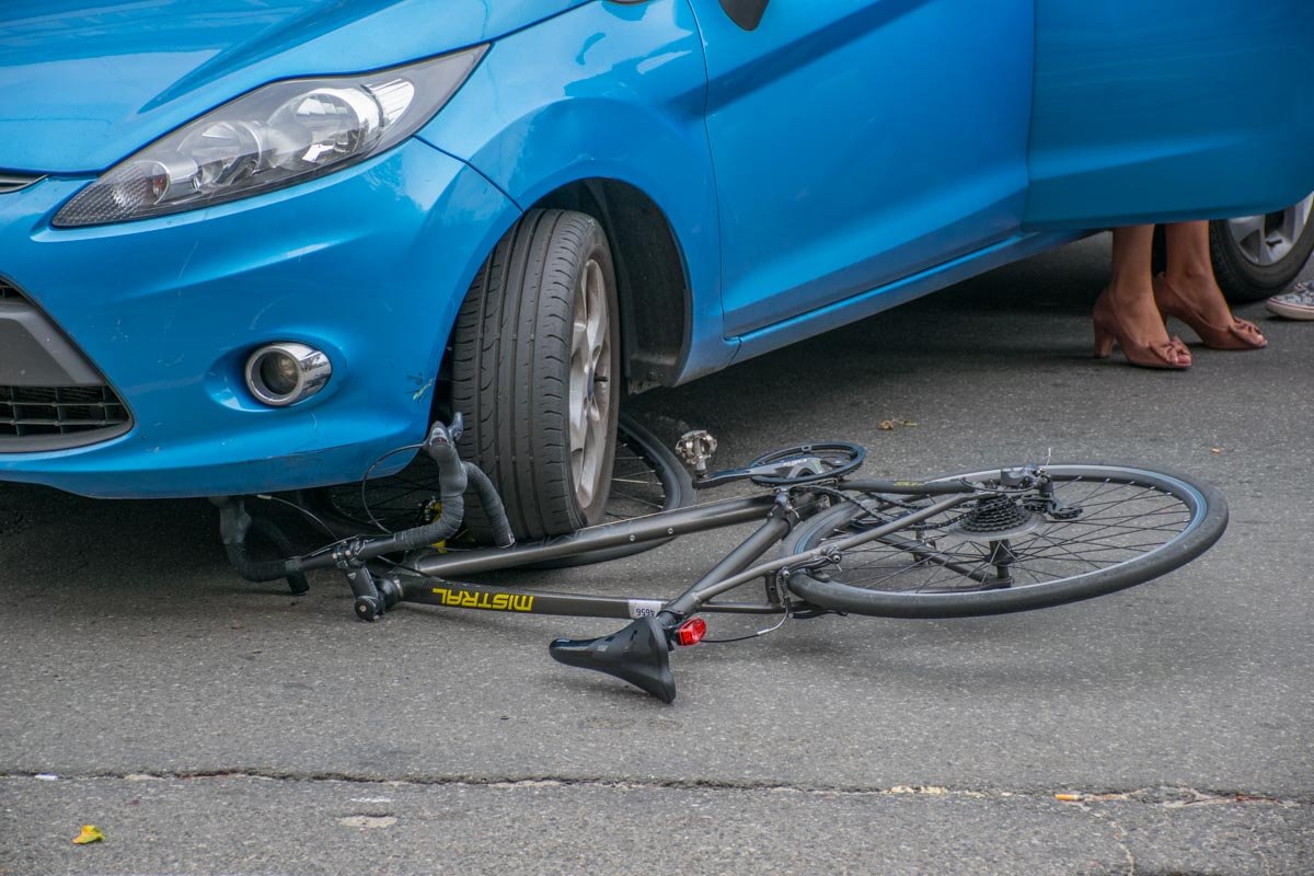 В центре Киева Ford сбил велосипедиста и получил в «зад» от другого Ford 4