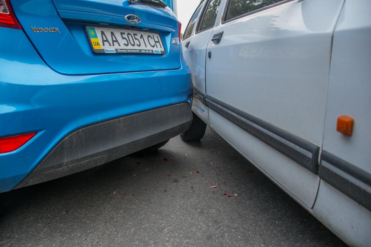 После того, как девушка на Ford сбила велосипедиста, сзади в нее врезался еще один Ford