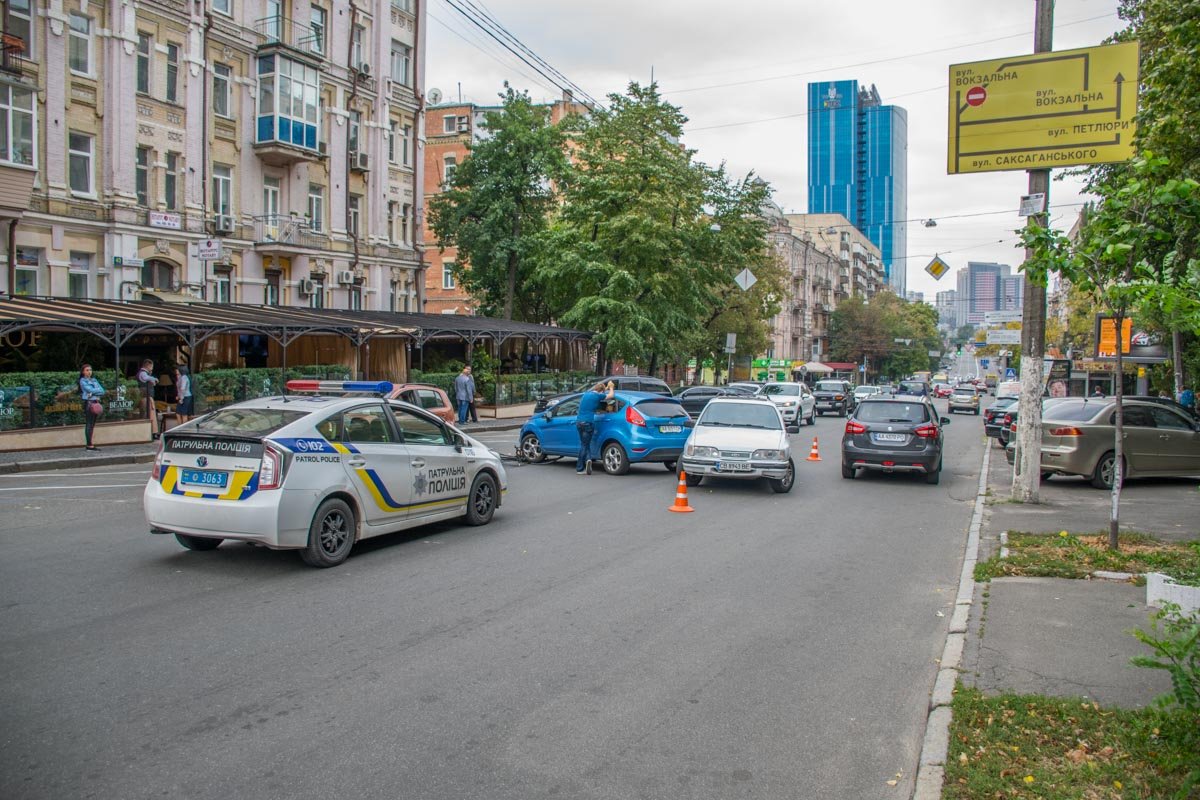 Движение по улице Льва Толстого затруднено