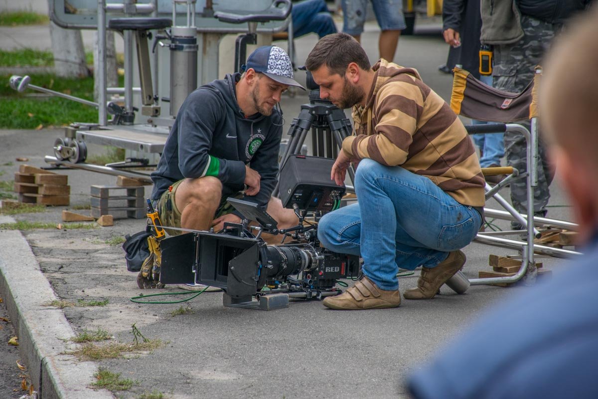 Члены съемочной группы настраивают аппаратуру