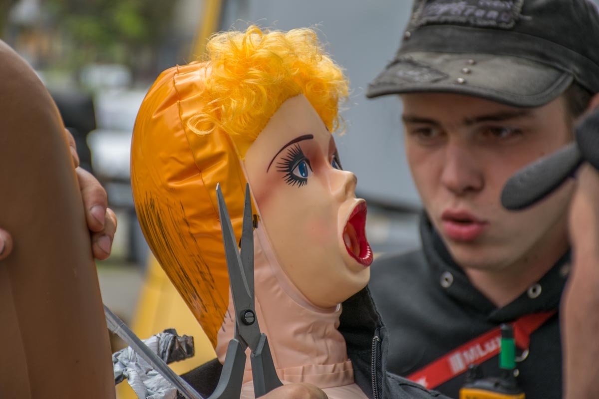 Для сцены, в которой автомобиль сбивает человека, вместо актеров используют куклу