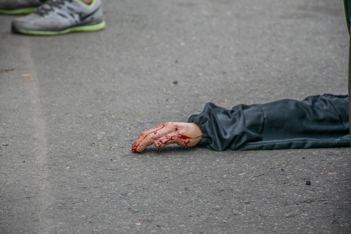 Вместо человека катафалк переезжает колесами манекена