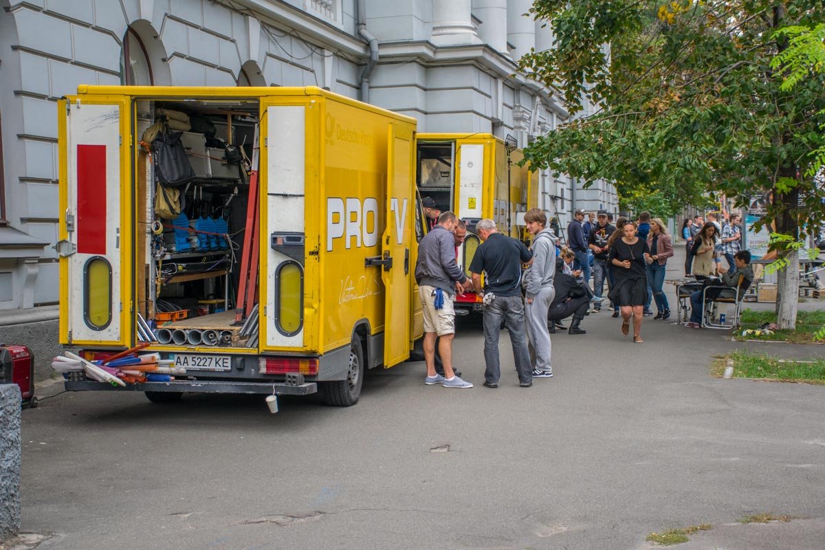 На улице Льва Толстого развернули целую съемочную площадку