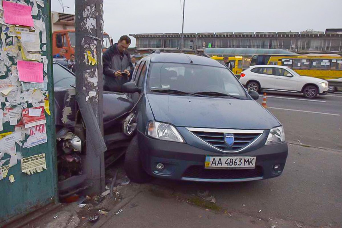 Водитель Toyota Corolla уверяет, что выезжал с парковки не на большой скорости