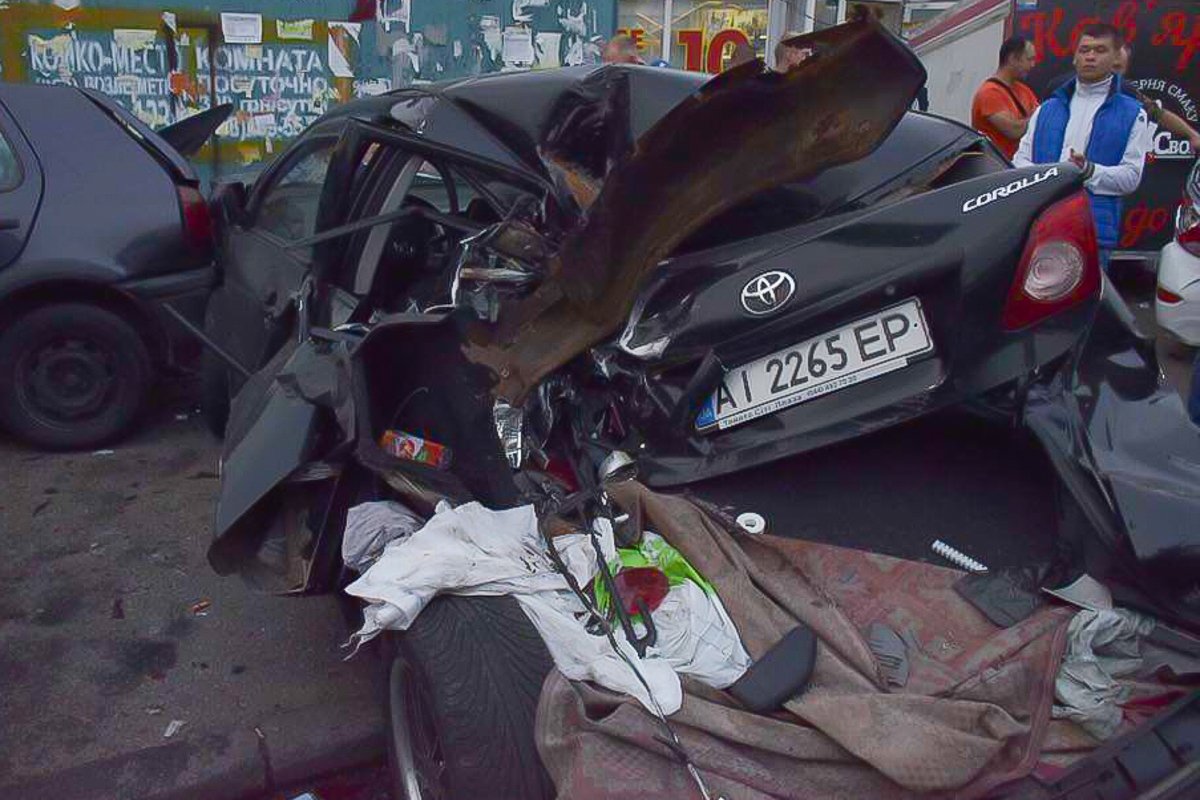 Водитель Toyota Corolla утверждает, что не превышал скорость, когда выезжал с парковки