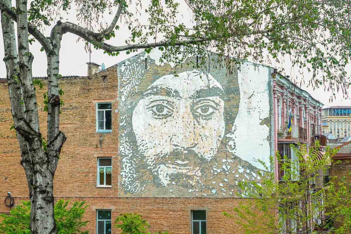 Мурал с изображением Сергея Нигояна можно посмотреть на улице Михайловская, 22б