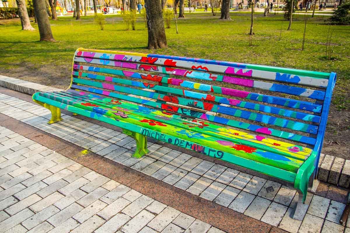 Яркая арт-лавочка в парке Шевченко