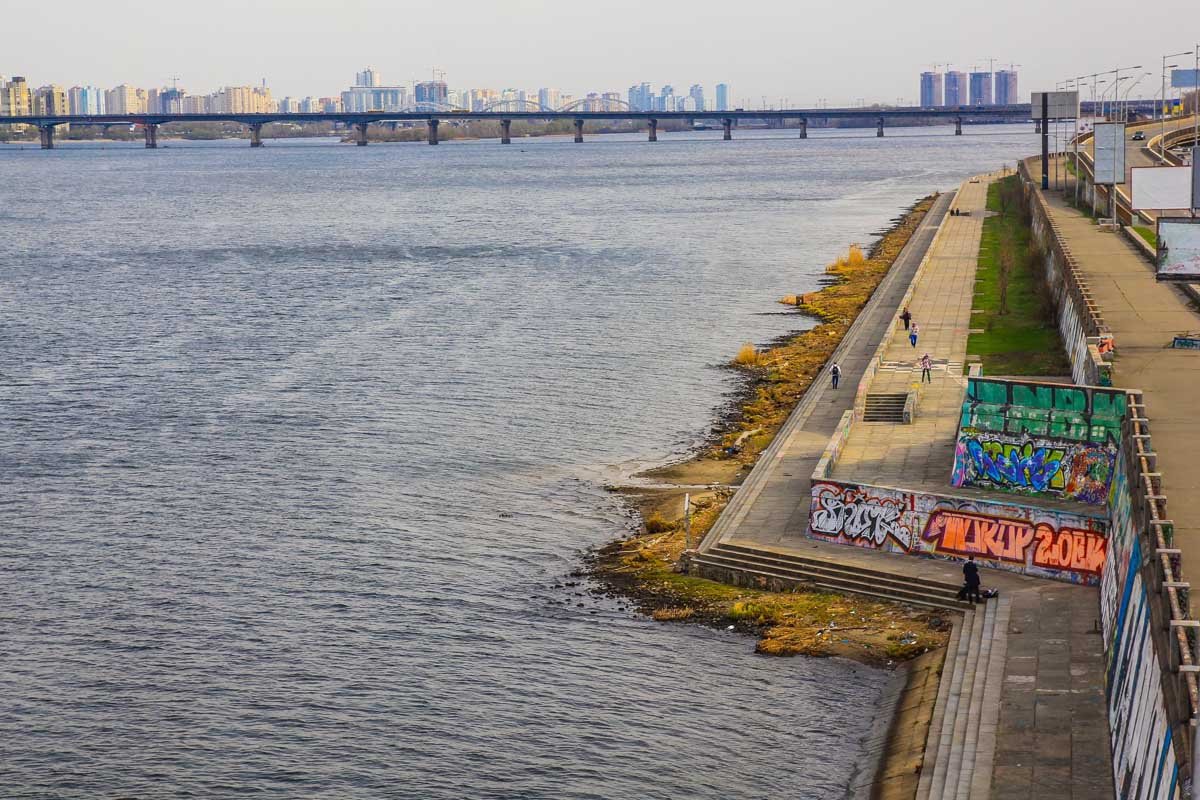 Типичный вид на набережную Днепра