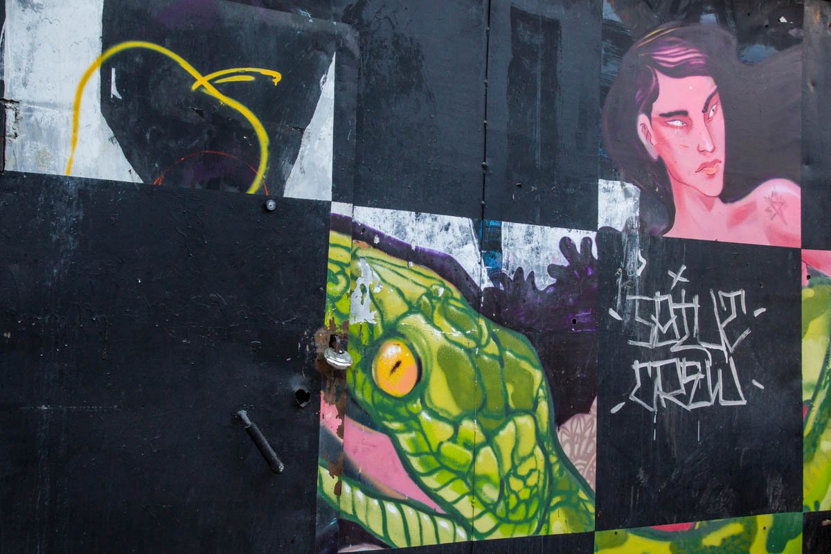 Стена в стиле хоррор во дворе возле Львовской площади