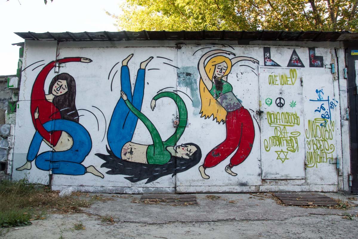 Креативно разрисованный гараж в районе Львовской площади