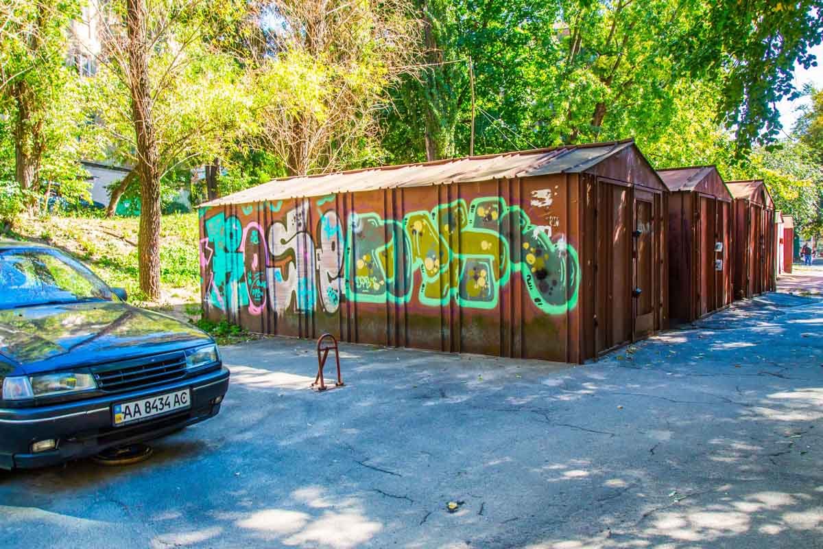 Еще один гаражный шедевр - во дворе возле метро Дружбы народов