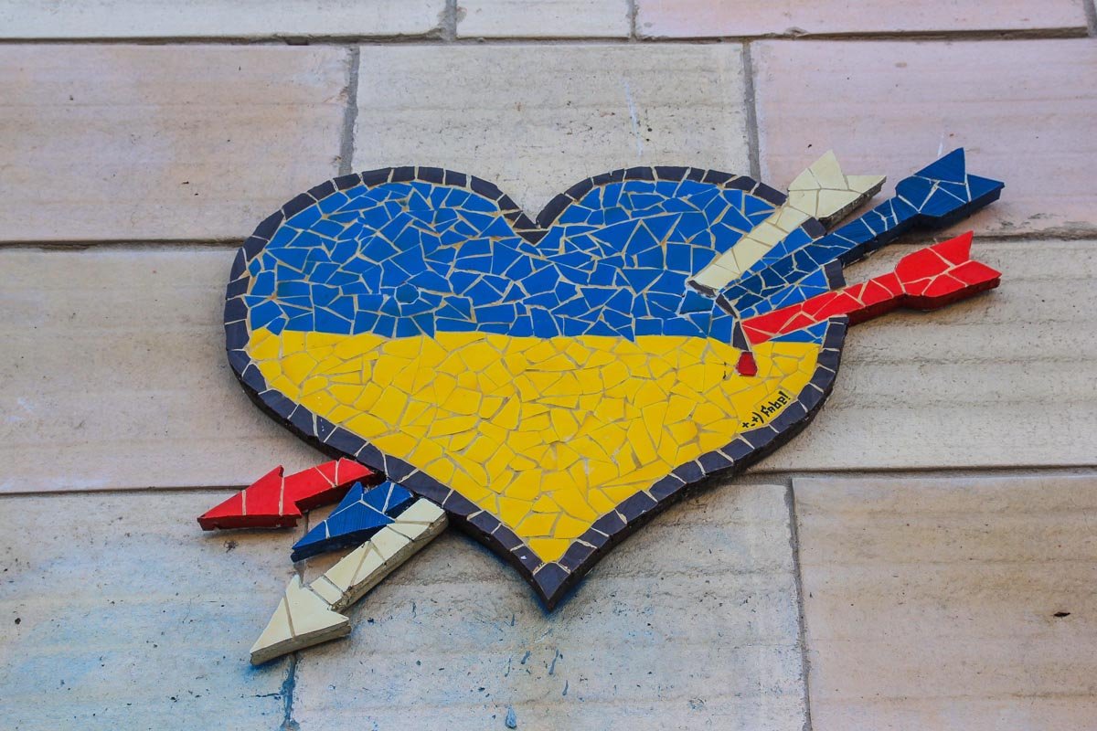 Сине-желтое сердце, пробитое стрелами в цветах флага РФ, на одном из домов Киева