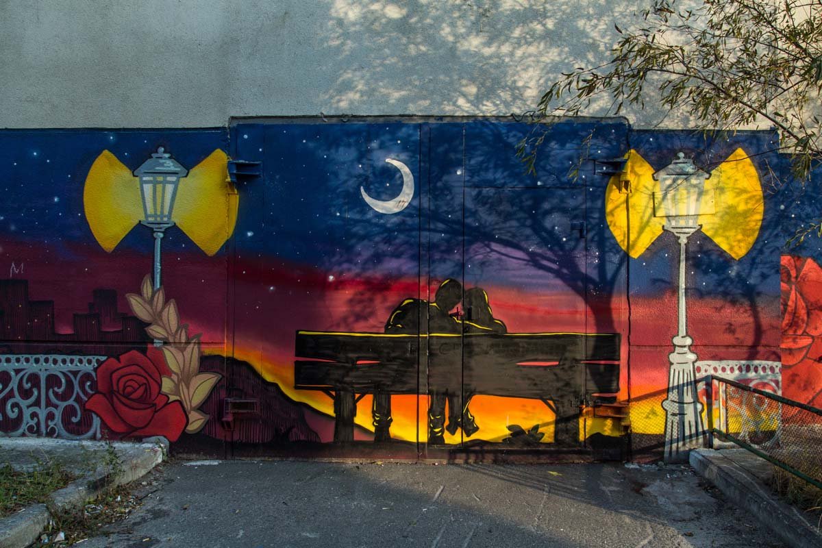 Романтическая картинка с розами и луной на Троещине - улица Бальзака,4